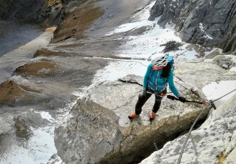 Irene genießt den Tiefblick am Johann Klettersteig in der Dachstein Südwand